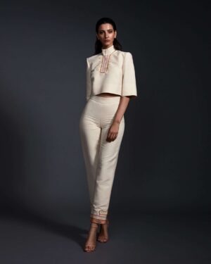 High-waisted pants in straight lines